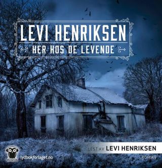 Her hos de levende