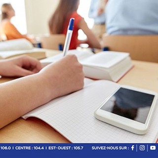 Réglementation des portables à l'école : une initiative gouvernementale largement saluée par les parents