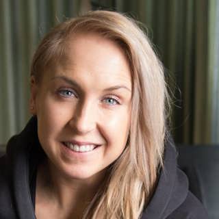 Elin Härkönen: Jag låg på marken, ändå var det folk som ville sparka på mig