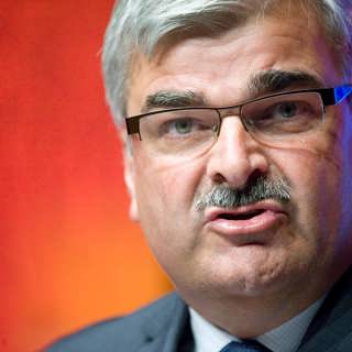 Håkan Juholt kräver att mp backar om turordning
