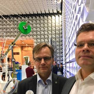 Ny fabrik testar framtidens strålande bilar