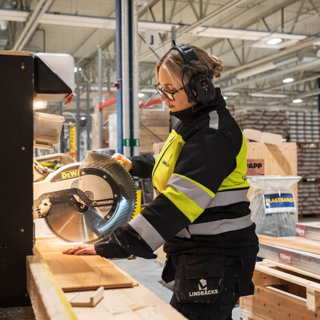 Caroline, 35, lägger ett parkettgolv var 53:e minut – i höghusfabriken: ”Stressigt”