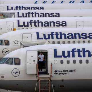 Kunder får ingen ersättning trots inställda resor – massiv kritik mot klassiska flygbolaget