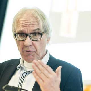 Bombmannens namn och bild delar svenska utgivare och journalisternas kluvna förhållande till Lars Vilks