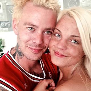 Jocke och Jonna förnedrar varandra offentligt – och får betalt för det