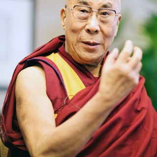 Morgonpodden: Kinesiskt spinn runt Dalai Lamas tunga och mijardböterna för Meta