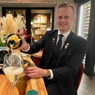 Selger Krug som vann: Henrik Dahl Jahnsen på Britannia Hotel