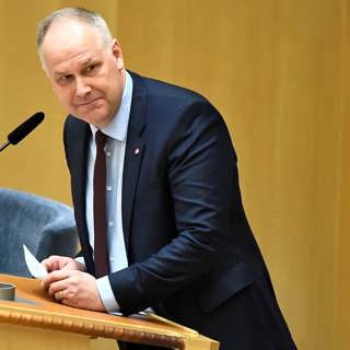 Löfven oo laga dhaleeceyey bidix iyo midig, Wiil lagu riday xukun la xiriira faraxumeyn iyo isbeddelka xafiiska shaqada