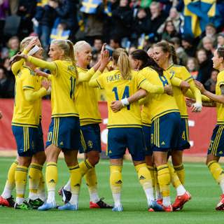 Ojämlik fotbollssatsning och dagspressen i spåkulan