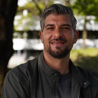 Kraft - Sånn livet er nå : Badevannet blir iskaldt for Leo Ajkic i sommer. Han skal også på Norgeseferie i år .