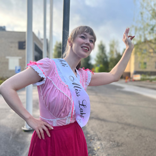 Kuuntele Radio Voiman podcastista, valitsisiko tuore Miss Lahti korkkarit vai lenkkarit