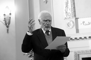 Literatūras un teātra zinātnieku Viktoru Hausmani pieminot