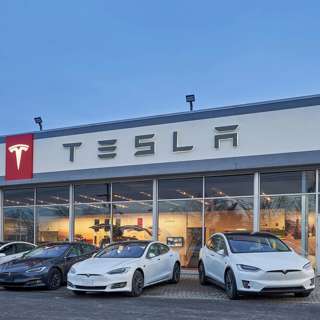 Aug. 14, 2026 | Tesla dominates shrinking EV market; AI risk in dealership lending