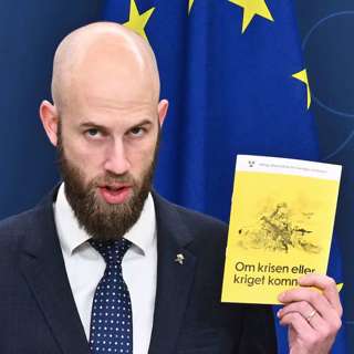 EU Unveils Kid Safe Verifier, Sweden Confirms Russian Cyber Attacks, Die Linke Co-Chair Steps Down, EU Ruling Expands Creative Sampling, and more...