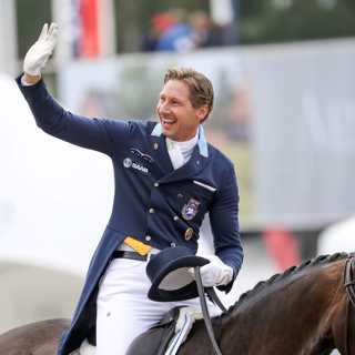 Aftonbladet i kritiserat samarbete med ridstjärnors nya sajt, tre rikstäckande kanaler äntrar etern och stödstrumpor gav varannan damernas