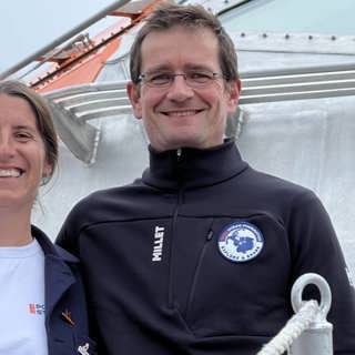 Forskare på drift genom polarnatten