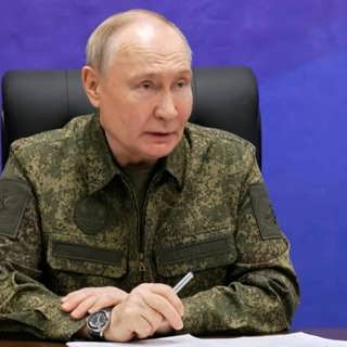 Det signalerar Putins nya klädstil