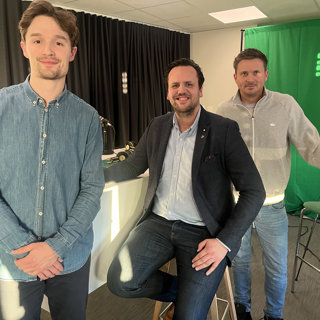Sportsprat med velkledd Kvik-sjef