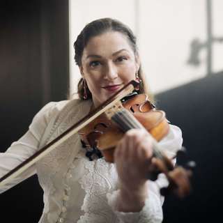 03/23: Miritza Lundberg on kuin kotonaan niin klassisen kuin perinnemusiikin esiintymislavoilla