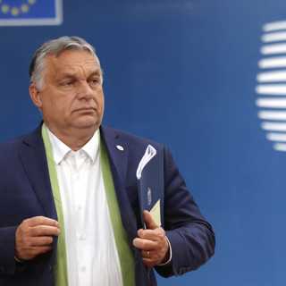 Viktor Orbáns annonskampanj delar Europas publicister, slut på tyckande BBC-journalister och avbruten semester för riksdagsreportrarna