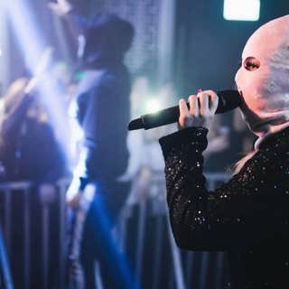 Uteblivna följdfrågor i dokumentär, filterlös sändning av pressträff och masker som får sitta kvar