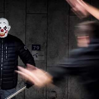 Självförstärkande clownhysteri och alkoholindränkta EU-myter