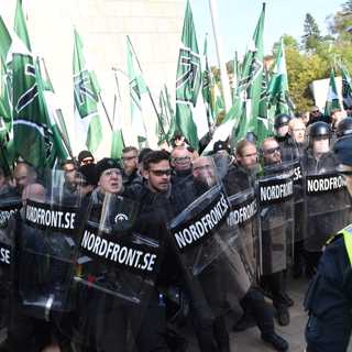 Propagandaliknande bilder och tveksam källa i nazistbevakning, SD bojkottar medier igen, färdigskrivna framtidstexter förutspår fel