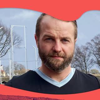 Fotbollsdomaren Ted blev misshandlad mitt på plan