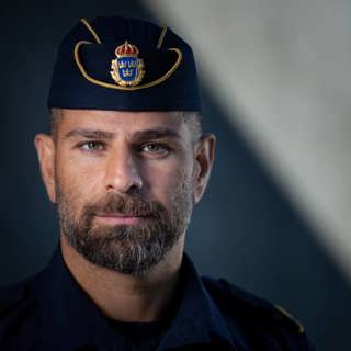 Polisen Hanif Azizi kom utan föräldrar som 9-åring – engagerar sig nu för unga