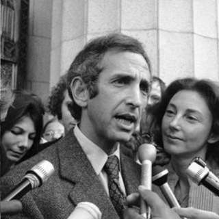 #43 Classic episode - Daniel Ellsberg on the institutional insanity that maintains nuclear doomsday machines