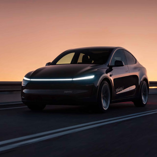 Teslas robottaxi är här – med tummen på nödbromsen