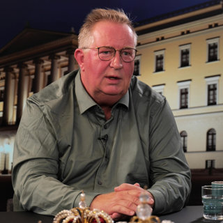 Hevder kong Olav er bestefaren hans: – For hver stein jeg snudde dukket det opp nye ting