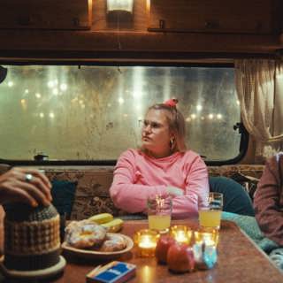 ”Det kunde varit vi” – roadtrip i mörk historia med Glada Hudik