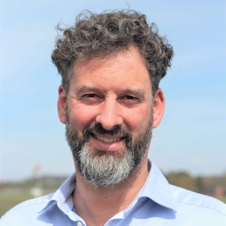 Seriegründer Eric Lithun frir til forsvars-industrien: Utvikler hybridfly