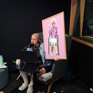 Look At Moee! 🖼️💋 Lana Unboxes An Absolute Masterpiece Of 'Kath & Kim' Artwork Live On Air! Is It 'Noice, Unusual' Or Total Perfection?