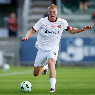 Han tjente latterligt mange penge. Men på banen havde Rasmus Nissen Kristensen det ad helvede til