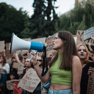 Почему тысячи людей протестуют в Украине?