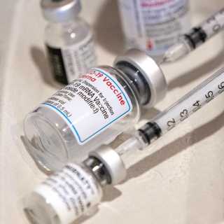 Pressetiskt problematiskt med prisad pojke, vaccin-rubriker krossade kommunchef, journalister "kanonmat" i Viaplay-dokumentär