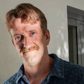 Skådespelaren Mikael Riesebeck stretchar innan han går på scenen