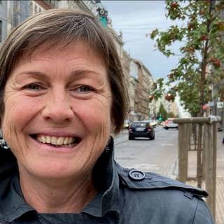 Vi minns Nora Ikstena med den älskade romanen Modersmjölken