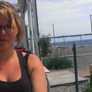 Bilolycka tvingar Johanna att lämna Sverige