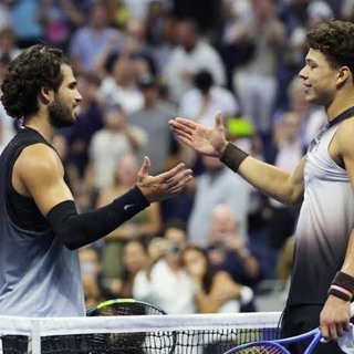 Shelton beats Alcaraz in late-night 'war' to reach semis🎾