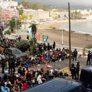Chaos as migrants moved off beaches in Ceuta