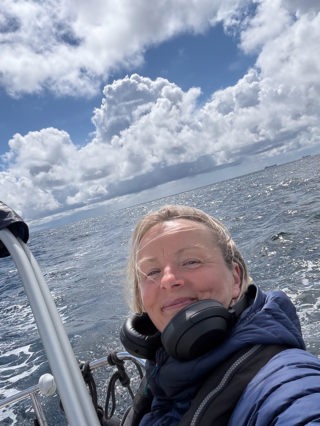 Tone satt seil nordover