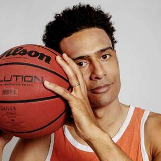 05-06/22: Shawn Huffin oli vaikea löytää samaistumisen kohteita 90-luvun Suomesta – Nyt hän on esikuva, ja ottaa roolinsa vakavasti