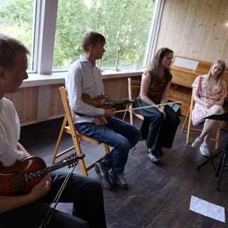 Folkeprat #20 – Konsert på Aukrust i regi av Jakupscena | Iselin Aukrust, Magnhild G. Haugen, Syver R. Hauge og Kjetil M. Myhren