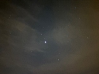 443. Tryggt på mörka himlen