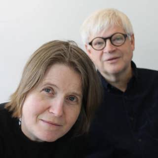 Ystra kor och symboliska luftballonger