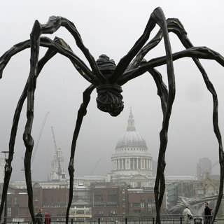 Skulpturen Maman av Louise Bourgeois – hämnare eller reparatör?