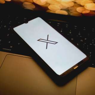 Reddit Exceeds Revenue Expectations, Twitter Faces GDPR Court Action, AI Robot Performs Dental Breakthrough, Humane's AI Pin Struggles, and more...